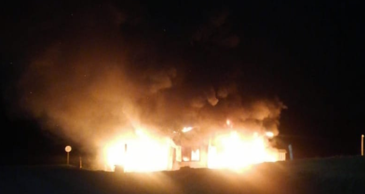 Encapuchados armados atacan parque eólico en Arauco y queman dos viviendas del exalcalde Mauricio Lebrech.