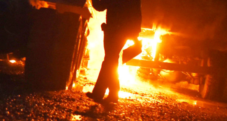 Encapuchados queman tres vehículos entre Traiguén y Lumaco.