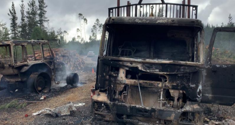 CAM destruye camiones durante ataque en Lumaco.