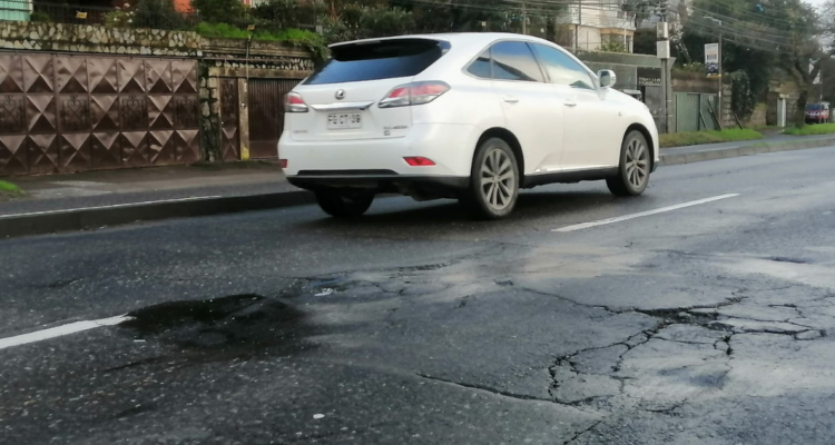 “Es un desastre”: gobernador regional llama al municipio de Concepción reparar av. Pedro de Valdivia.