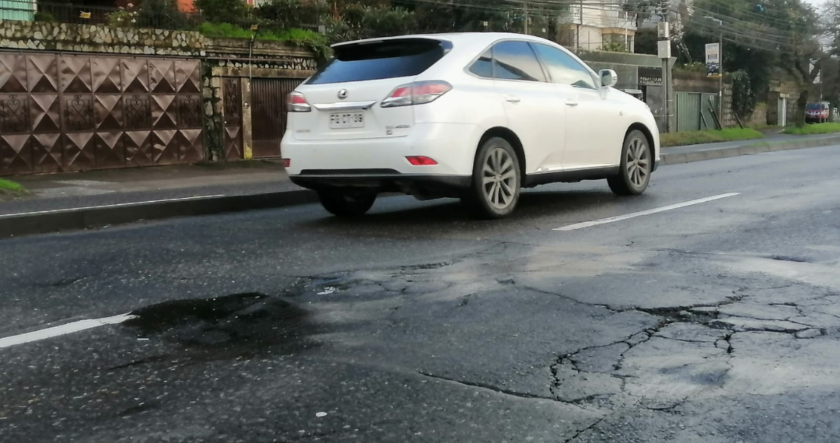 “Es un desastre”: gobernador regional llama al municipio de Concepción reparar av. Pedro de Valdivia.