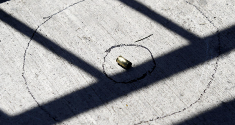 Balean a carabinero de civil tras realizar trámite bancario en el centro de Santiago