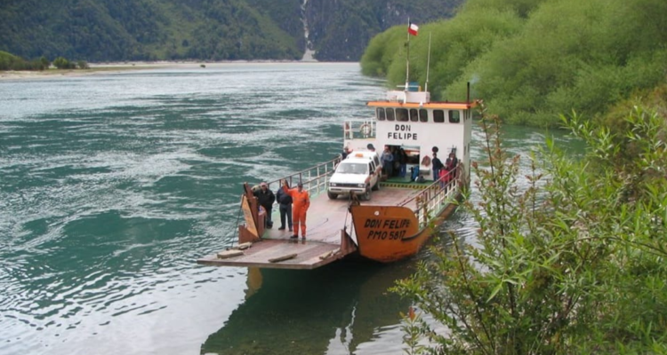Barcaza que conecta habitantes de Llanada Grande con Chochamó se encuentra funcionando