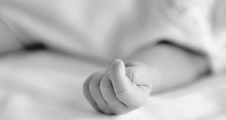 investigan muerte de bebé