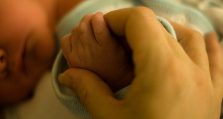 Bebé de Valdivia con atrofia muscular aún no recibe medicamento comprometido por el Gobierno