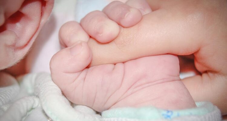 Corte ordena vacunar a recién nacida tras negativa de padres