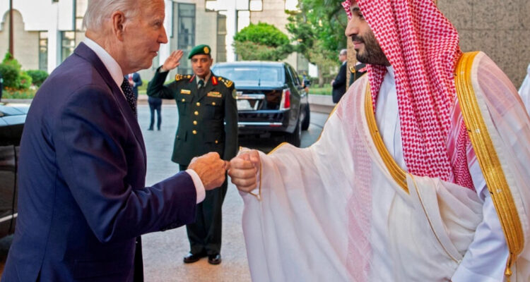 El choque de puños de Biden en Arabia Saudita que le costó su imagen como defensor de los DDHH