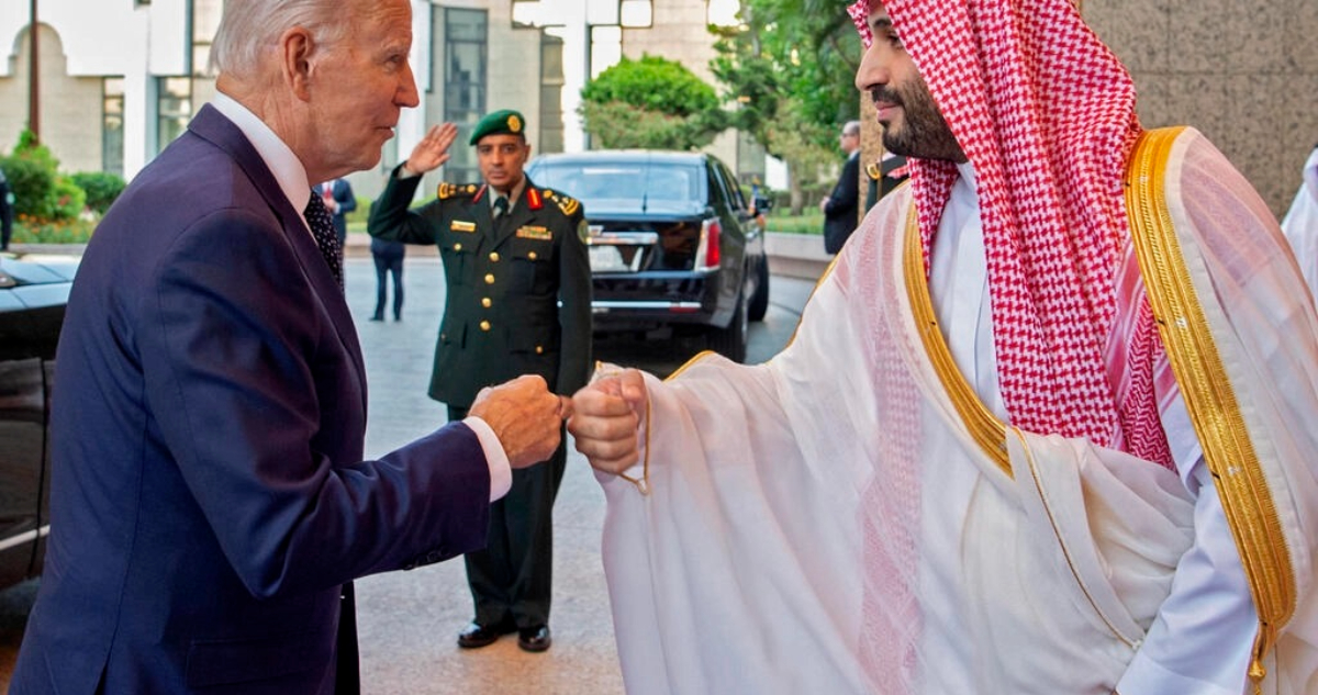 El choque de puños de Biden en Arabia Saudita que le costó su imagen como defensor de los DDHH