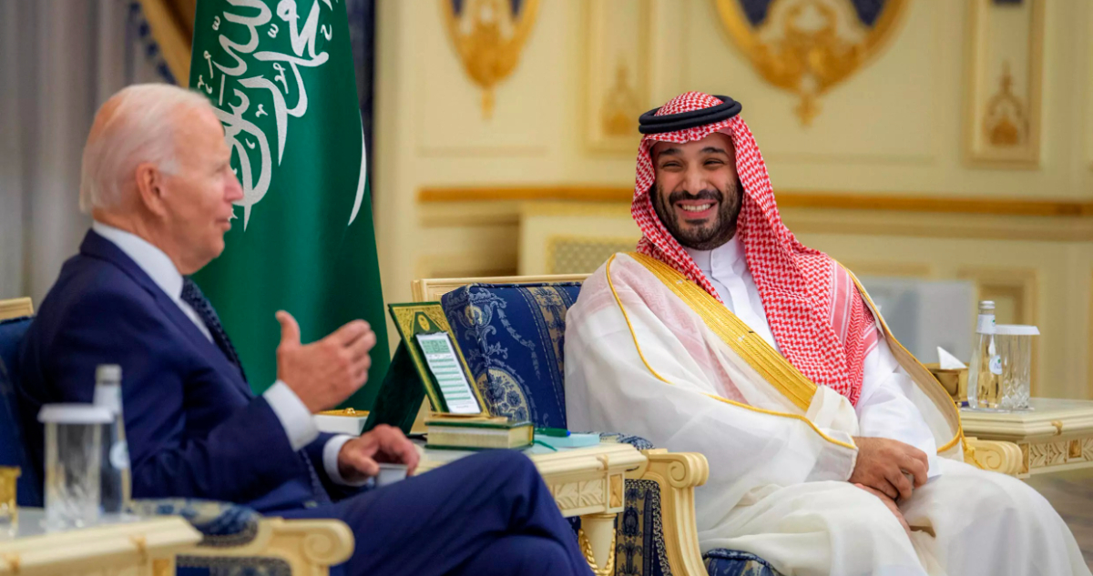 El choque de puños de Biden en Arabia Saudita que le costó su imagen como defensor de los DDHH