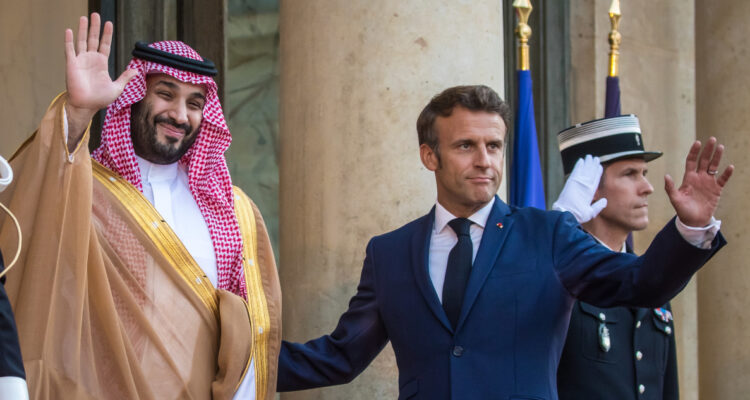 Bin Salman saludando junto a Macron en Francia