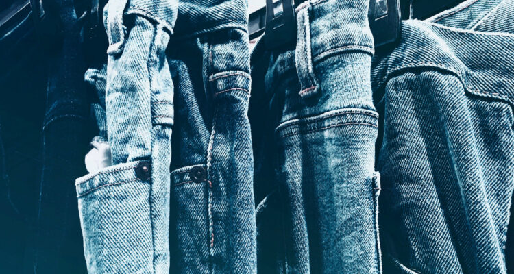 Una pila de jeans colgados. Al ser consultados sobre cada cuando lavar estas prendas, los expertos aconsejan que sus lavados lleguen al mínimo.