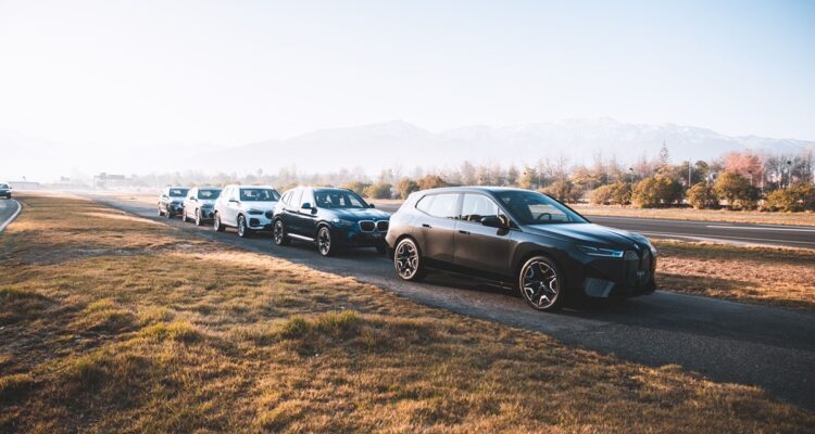 Se "llenan" desde $8 mil: BMW explica cuánto gasta un auto eléctrico en medio de alza de bencinas 