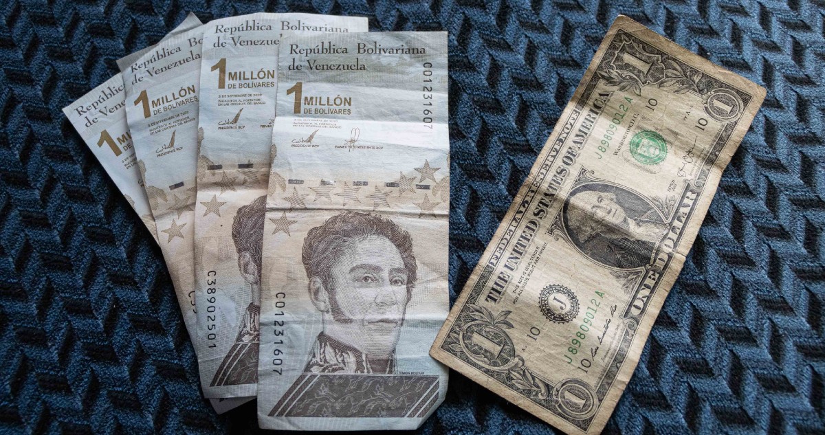 La moneda de Venezuela se devaluó 17% frente al dólar durante el primer semestre de 2022