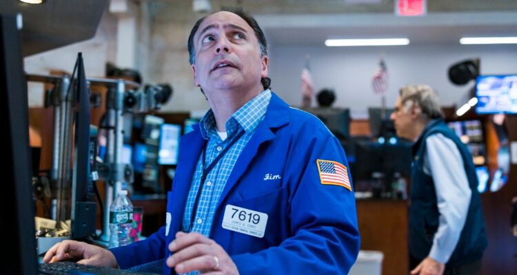 Wall Street abrió en rojo y sólo las acciones de Walmart daban un respiro al mercado