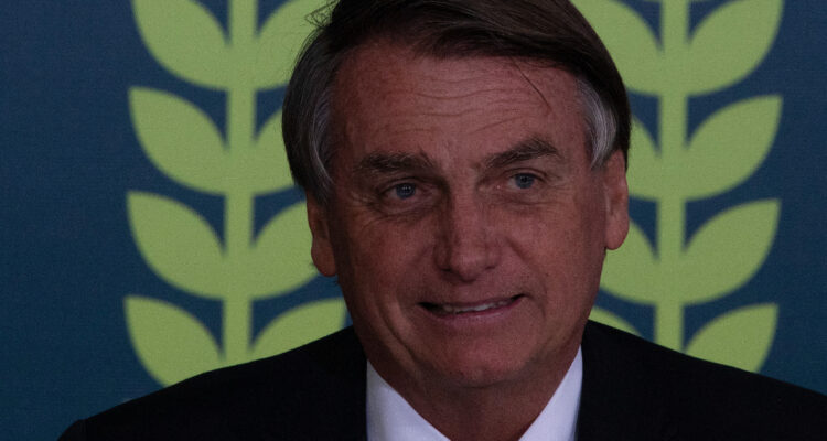 Bolsonaro se jacta de ser el único jefe de Estado en no acatar restricciones contra la covid-19