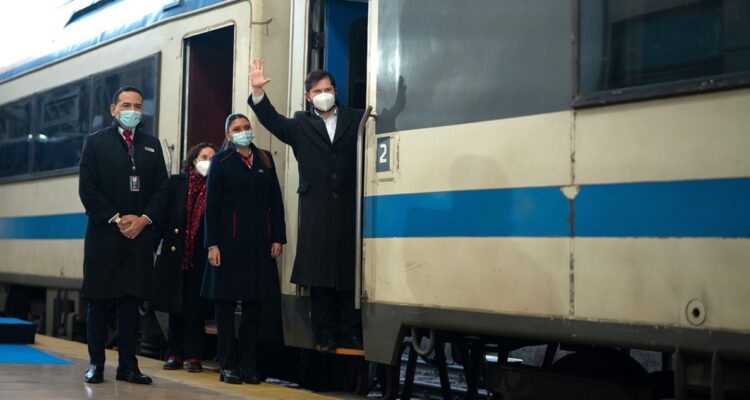 Boric reitera que potenciará el ferrocarril y destaca que los trenes son “el presente y el futuro”