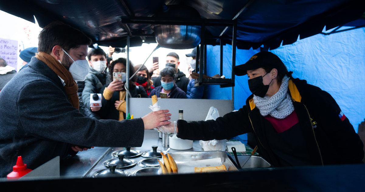 Comprando rolls y sopaipillas a vecinos: la distendida visita del presidente Boric a Quilicura