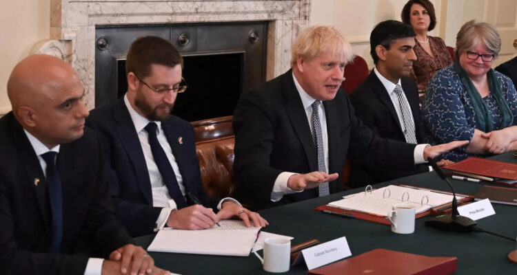 Sajid Javid (izq), Boris Johnson (centro) y Rishi Sunak (a su izquierda), durante una reunión del gobierno británico en la residencia oficial de Downing Street.