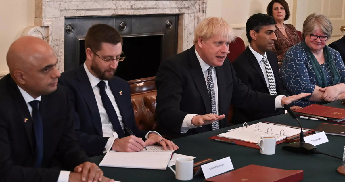Sajid Javid (izq), Boris Johnson (centro) y Rishi Sunak (a su izquierda), durante una reunión del gobierno británico en la residencia oficial de Downing Street.