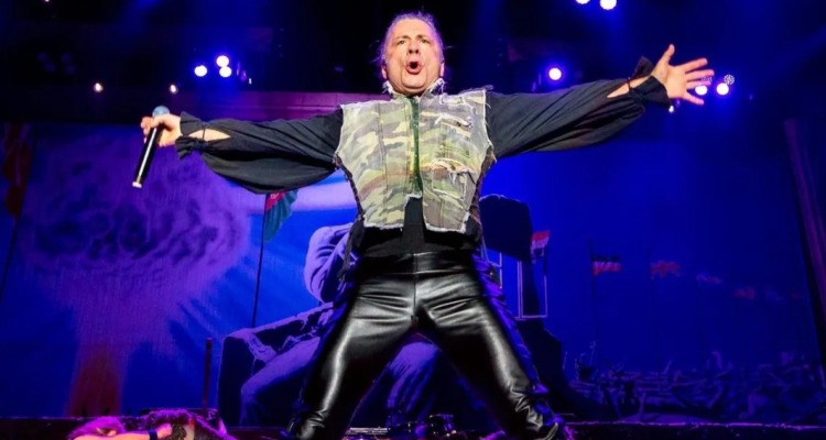 Bruce Dickinson estalla contra fan que prendió bengala en show de Maiden: lo llamó “maldito griego”