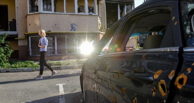 Una mujer camina por las calles devastadas de Bucha.