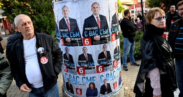 Panfletos de los candidatos de elecciones recientes en Bulgaria.