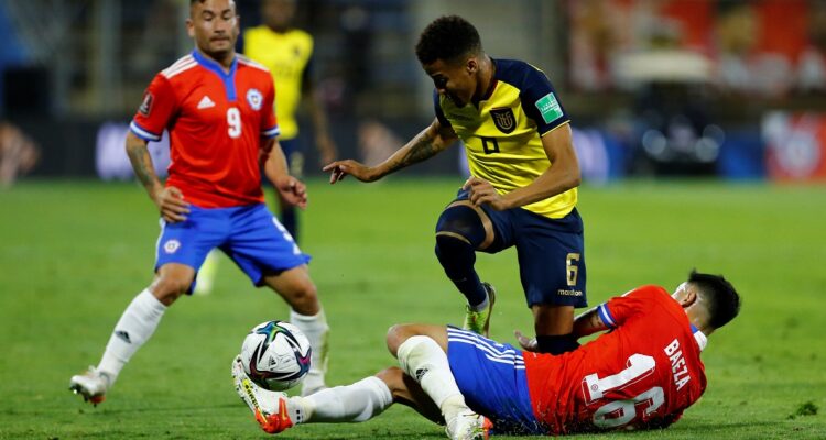 Byron Castillo jugando ante La Roja.