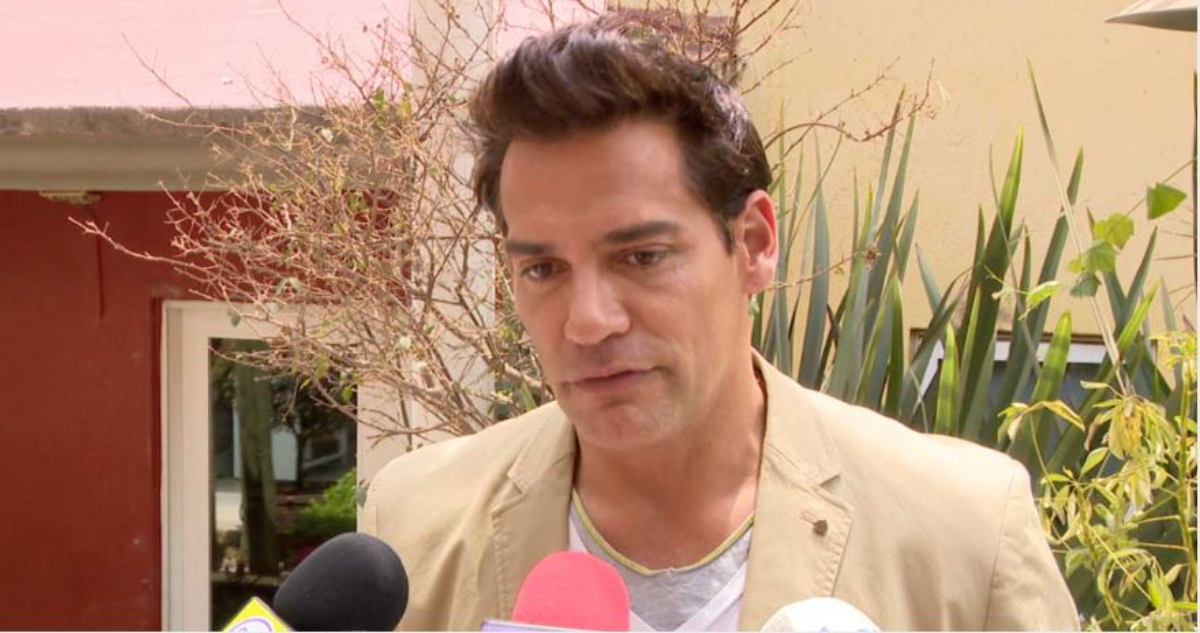 Cristián de la Conversa con la prensa Mexicana serio.