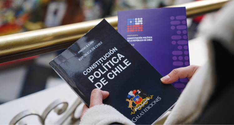 Imagen de contexto de la Constitución de Chile y la propuesta de nueva constitución.