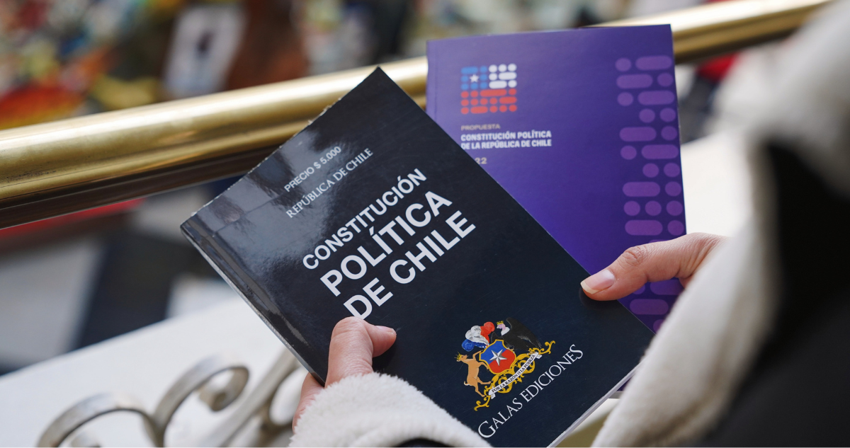Imagen de contexto de la Constitución de Chile y la propuesta de nueva constitución.