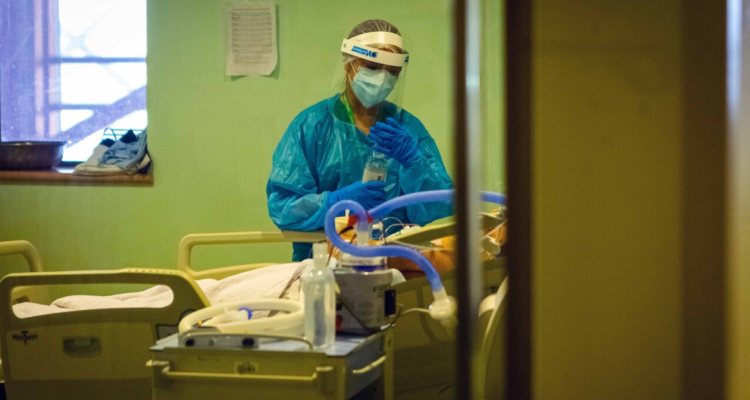 Imagen de personal de salud atendiendo paciente en un hospital