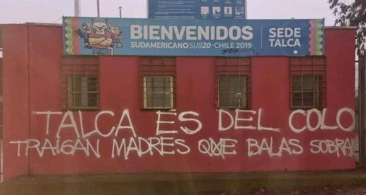 El estadio Fiscal de Talca amaneció con rayados a causa de ser posible sede del Superclásico.