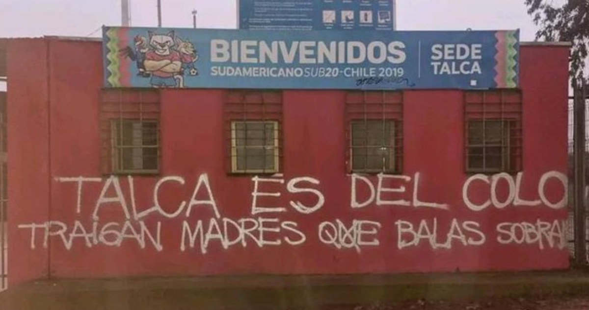 El estadio Fiscal de Talca amaneció con rayados a causa de ser posible sede del Superclásico.