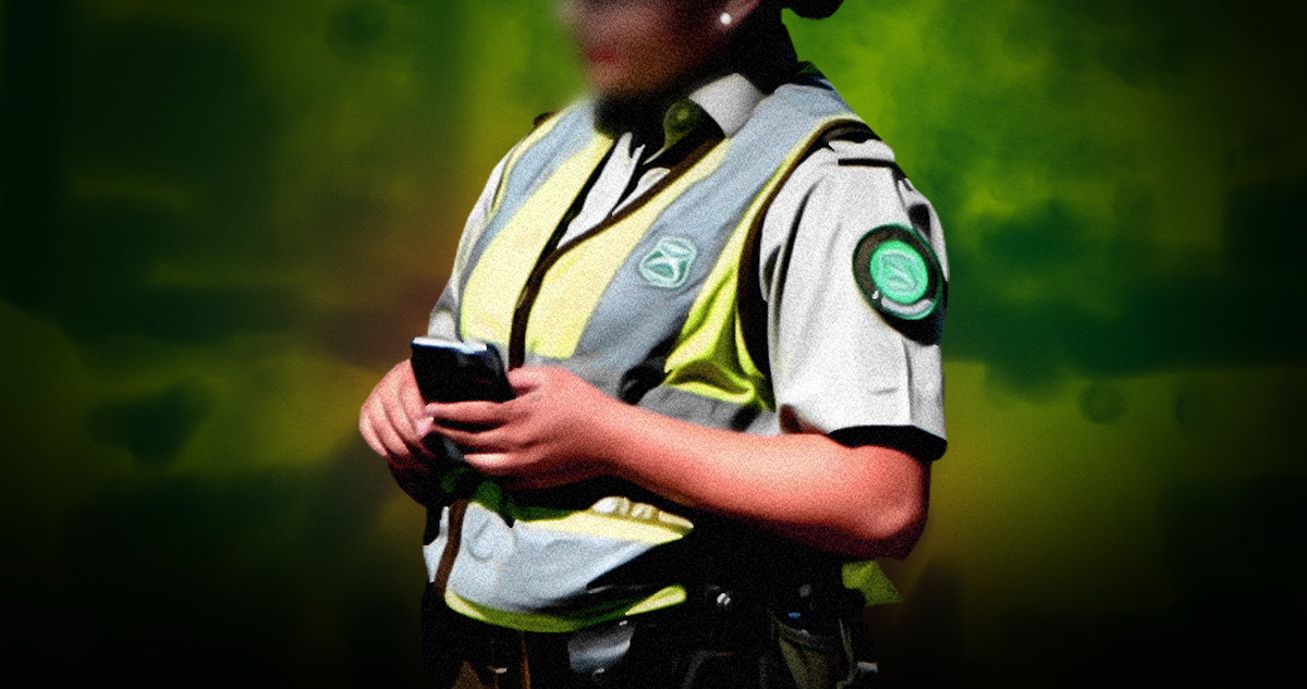 Imagen de contexto de una funcionaria de Carabineros con un teléfono en la mano.