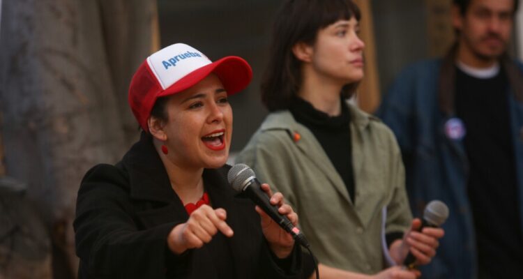 Cariola cuestiona a figuras de la centroizquierda que realizarán campaña por el Rechazo
