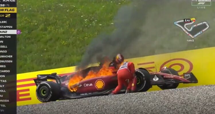 Carlos Sainz intentando huir de su Ferrari en llamas.