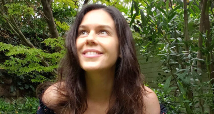 La actriz Carola Varleta sonríe mirando hacia el cielo. La intérprete compartió la primera imagen de su hijo recién nacido.