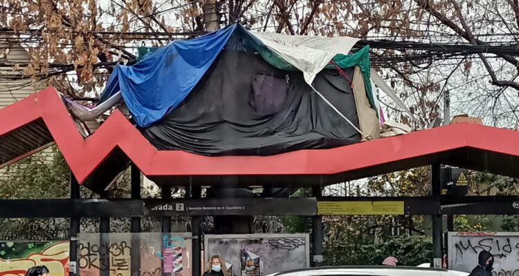 Vivir arriba de un paradero: carpa en “segundo piso” se roba la atención de vecinos en Recoleta
