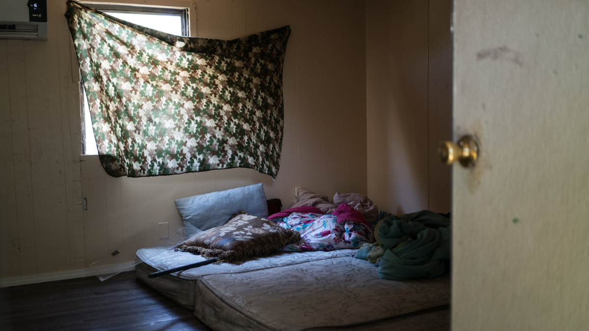 El interior de una "Casa de seguridad" donde inmigrantes permanecen secuestrados y sus familias son extorsionadas a cambio de dejarlos libres.