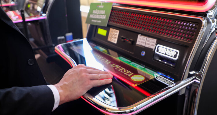 Cuatro Casinos de Juegos se querellan contra sitios de apuestas online
