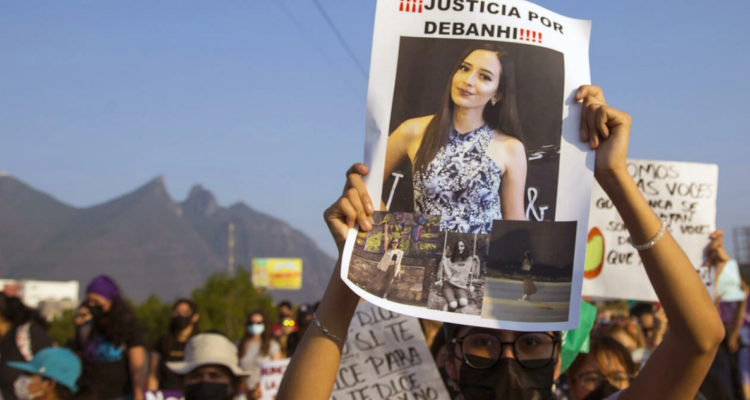 Una manifestante sostiene una foto de Debanhi Escobar durante una manifestación en demanda de justicia para la joven asesinada.