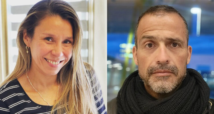 La periodista Cecilia Gutiérrez sonríe a la cámara. A su vez, Iván Núñez observa fijamente a la cámara.