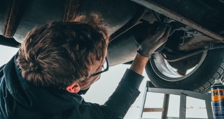 chofer de uber demanda a hombre que le vendió auto en mal estado