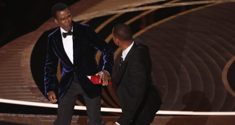 Los actores Chris Rock y Will Smith momentos después de que Smith hubiera golpeado al cómico.