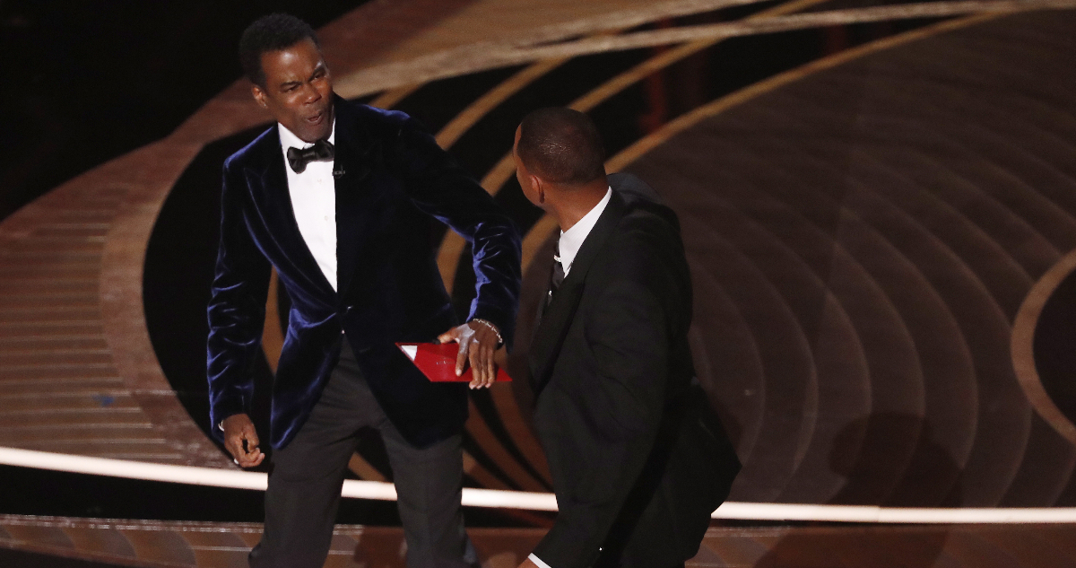 Los actores Chris Rock y Will Smith momentos después de que Smith hubiera golpeado al cómico.