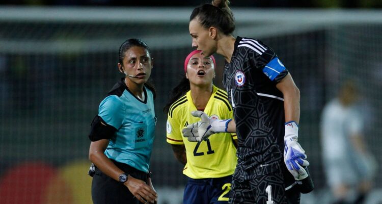 Christiane Endler jugando ante Colombia.