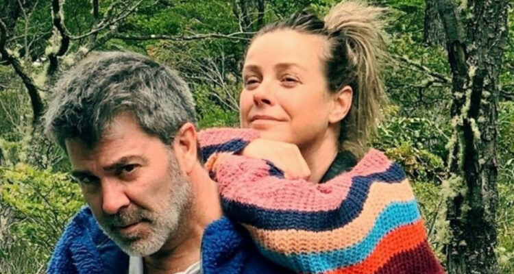 El animador Pollo Valdivia y Claudia Conserva juntos posando para la cámara entre la naturaleza.