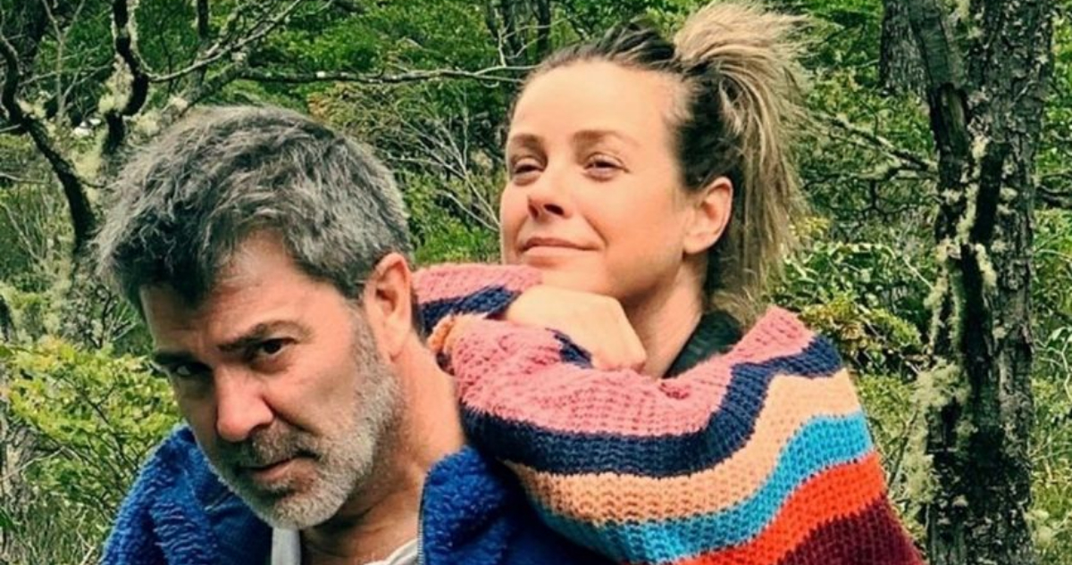 El animador Pollo Valdivia y Claudia Conserva juntos posando para la cámara entre la naturaleza.
