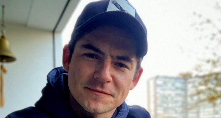 El actor Claudio Castellón mira serio a la cámara.