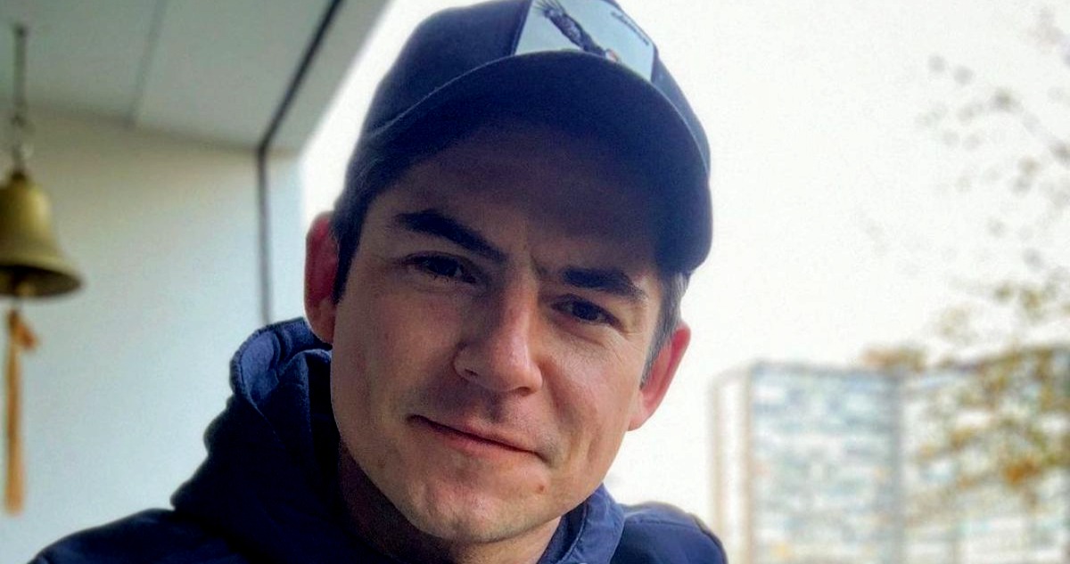 El actor Claudio Castellón mira serio a la cámara.